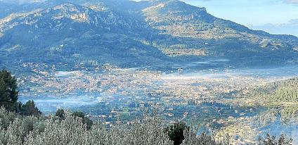 Dimecres matí la Vall presentava aquesta imatge causada per les cremes agrícoles.