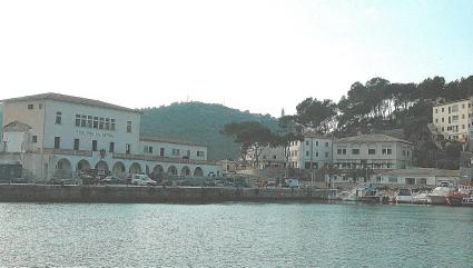 Imatge de l’ antic edifici de la Base del Port reconvertit des de fa uns anys. Actualment, la zona és un espai diàfan.