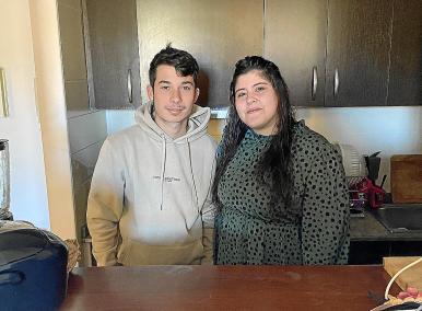 Maria del Mar Company i Guillem Reynés al seu pis de lloguer.