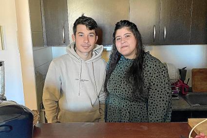 Maria del Mar Company i Guillem Reynés al seu pis de lloguer.