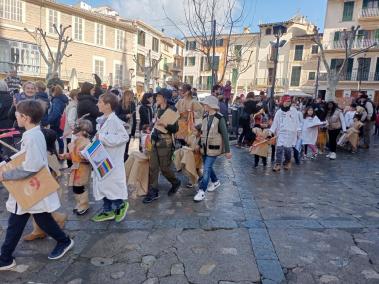 Alumnes d eprimària disfressats de científics.