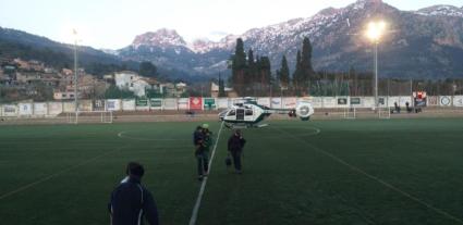 Moment en què l'helicòpter aterrava al camp de futbol.