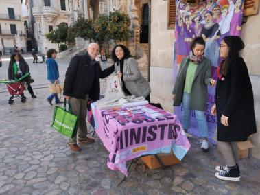 Imatge de la paradeta amb la pancarta del Consell al fons.
