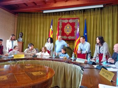 Els alumnes de Primària del Col·legi Sagrats Cors al Ple d'avui al matí.