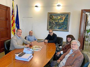 Simarro amb els integrants d’Indignats per la Ma-10 i 11.