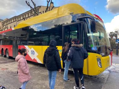 Molts centres escolars opten per utilitzar el transport públic de bus ara que és totalment gratuït.