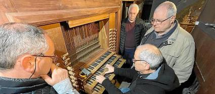 André Lacroix repara la part mecànica i afinador i David Antonio Reyes resatura el motor, vent i fusteria .