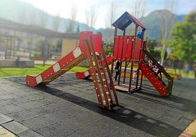 Imatge d’un bloc del parc infantil del Camp de s’Oca, el qual serà canviat pròximament.