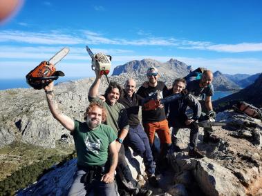 Una vintena de voluntaris del CMES netegen els camins de l'Ofre