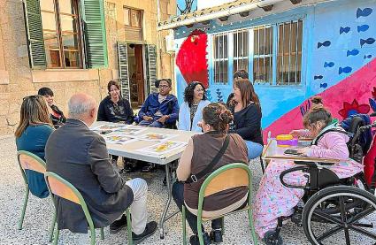 Imatge de la reunió del dimecres amb els infants i les seves mares.