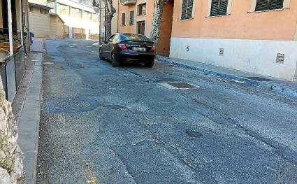 El tram de carretera que passa davant el camp de futbol es pavimentarà passat l’estiu.