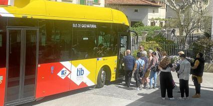 Usuaris del bus entren al vehicle, el dimecres migdia a l’aturada del carrer Cetre.