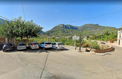 El cablejat elèctric travessa la carretera i l’arbrat i discorre per propietats privades.