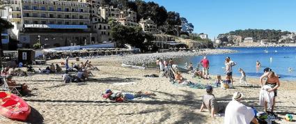La platja d’en Repic reuní molts turistes i visitants que aprofitaren la jornada estiuenca per fer un bany.