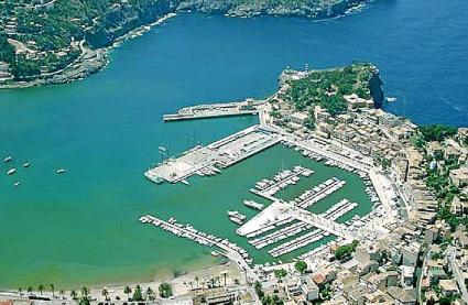 A l’estiu arriben a fondejar a la badia del Port 100 vaixells.