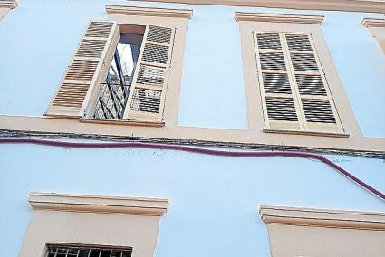 La teulada de la sala lateral continua destapada.