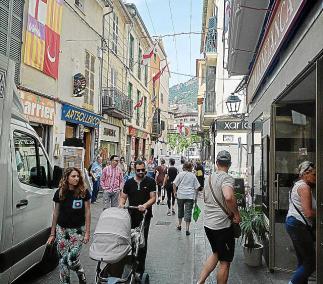 Molta gent entre setmana al carrer de sa Lluna.