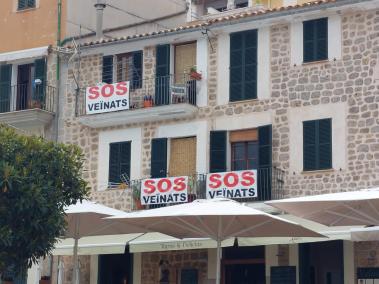 Des de dimecres les pancartes amb el lema «SOS veïnats» pengen de les balconades d’algunes de les cases de Santa Catalina.