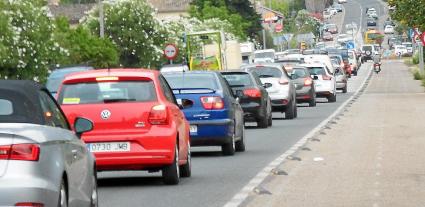Imatge de les llargues cues de cotxes que es formen a Sóller cada setmana.