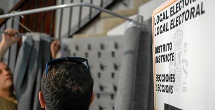 Dijous els opearis de la brigada municipal preparaven els col·legis electorals.