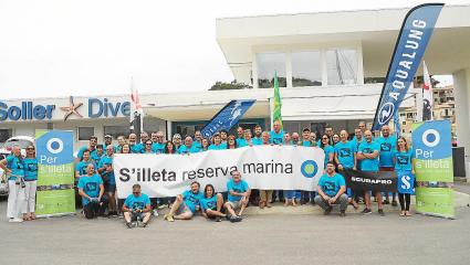 Imatge dels participants del concurs amb la pancarta reivindicativa amb el lema ‘s’Illeta reserva marina’.