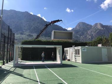 Moment de descàrrega de les aules modulars.