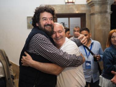 Sebastià Aguiló i Miquel Nadal s’abraçaren a les acaballes de la passada jornada electoral. Foto: M.M.