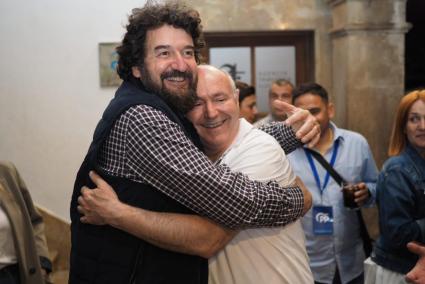 Sebastià Aguiló i Miquel Nadal s’abraçaren a les acaballes de la passada jornada electoral. Foto: M.M.