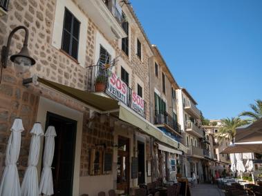 Les pancartes reivindicatives de «SOS Veïnats» encapçalen el panorama urbà del barri de Santa Catalina.