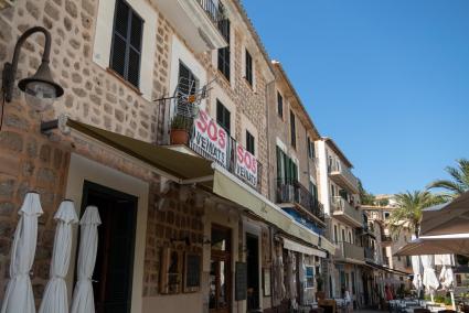 Les pancartes reivindicatives de «SOS Veïnats» encapçalen el panorama urbà del barri de Santa Catalina.