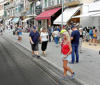 SOLLER - TURISMO - TURISTAS PASEANDO POR LAS CALLES DE SOLLER.