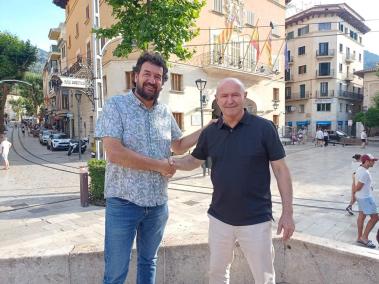 Sebastià Aguiló i Miquel Nadal es donen la mà per fermar el pacte.