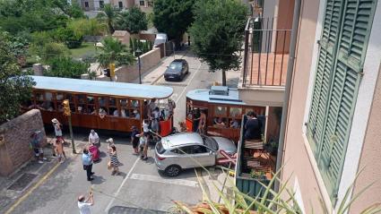 Un turisme col·lideix amb el tramvia en el pas a sa Calatrava