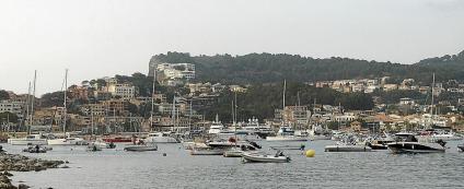 Una vista parcial de la badia aquesta setmana, des del camí del far de Muleta. Cada dia hi ha més d’un centenar de vaixells i barques.