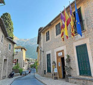 DEIA. FACHADA DEL AYUNTAMIENTO DE DEIA.