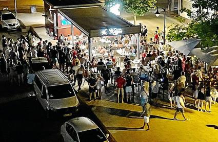 VECINOS DE ANTONI MONTIS PIDEN A LA VILA QUE ACTUE CONTRA LAS AGLOMERACIONES.