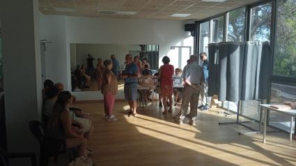 Els primers votants al col·legi de Son Angelats.