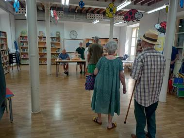Els votants esperen a dipositar el seu vot a les Escolàpies.