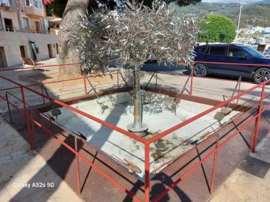 Glòria Mas denuncia la manca de manteniment en la seva escultura «Al·legoria a la Faula»