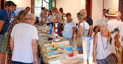 L’obertura de l’exposició de teules pintades, que va tenir lloc ahir capvespre al pis superior de Can Dulce.