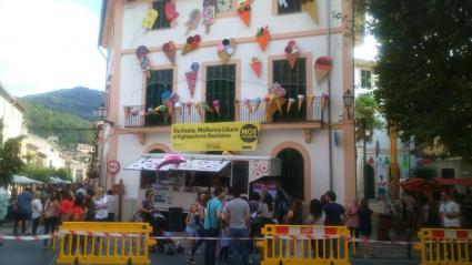 La façana de l'Ajuntament ha quedat coberta de dolços i llepolies representants en grans dimensions.