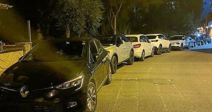 Els cotxes mal aparcats vora la zona de Lepanto impedeixen la circulació