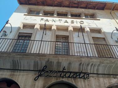 Estat actual de la façana de l’edifici de l’antic cinema Fantasio.