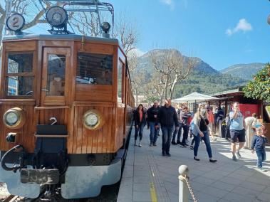 El Tren de sóller arribant a l'estació