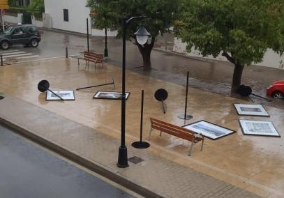 Estat de com ha quedat l'exposició al carrer Toni Montis.