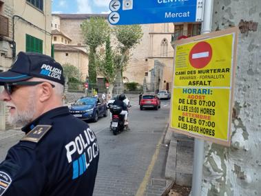 Un dels agents avui regulant el trànsit.