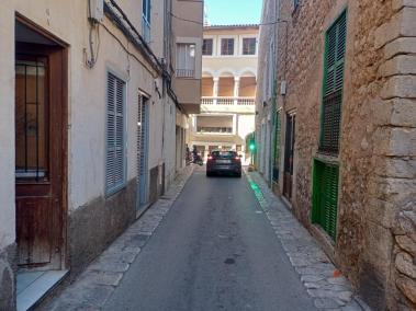 El semàfor portàtil del carrer Sant Nicolau.