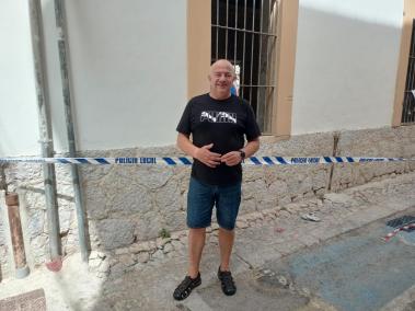 Jaume Casanovas dimarts davant l’edifici enfosat.