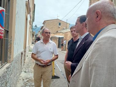 L'arquitecte municipal Biel Buades amb el regidor Juanan A. Lorente; el president del Consell Llorenç Galmés i el batle, Miquel Nadal.