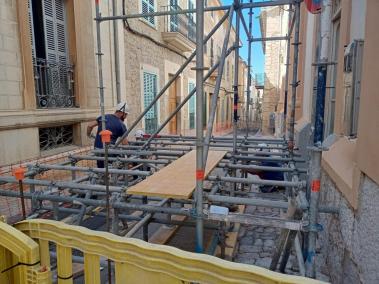 Les obres per apuntalar la façana del Defensora